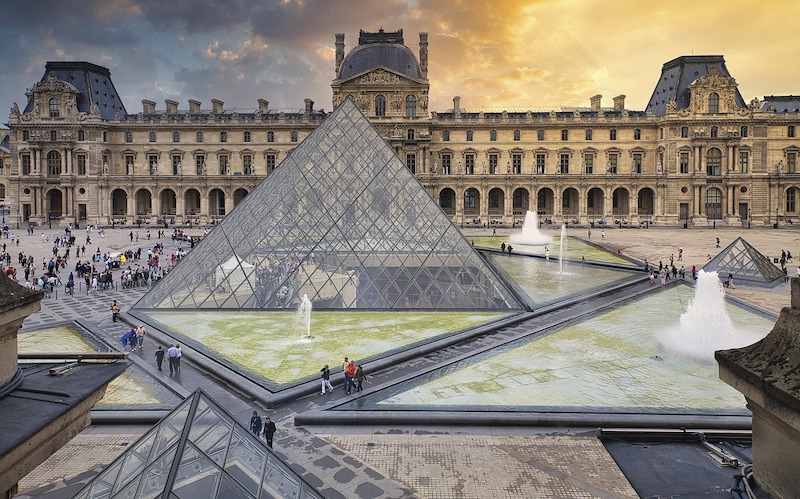 a stunning picture of Lourve in paris