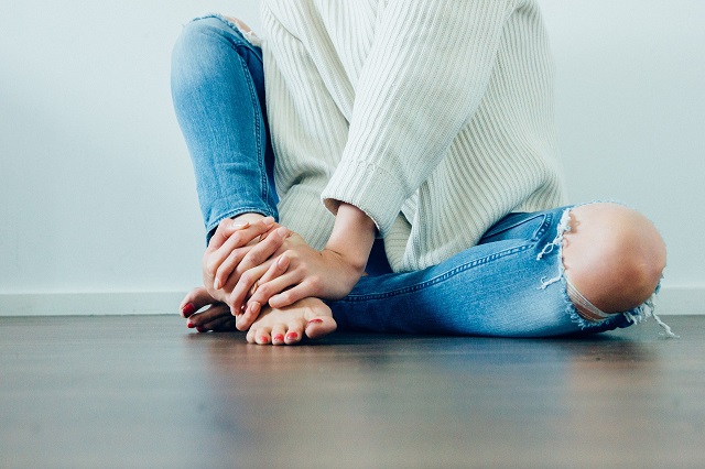 knees in ripped jeans